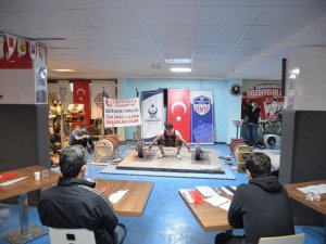 Genç halterciler şehitler için podyuma çıktı