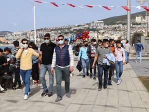 Kuşadası’nda vatandaşlar sahile akın etti