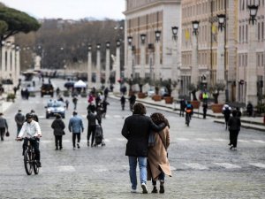 İtalya’da son 24 saatte 300 can kaybı