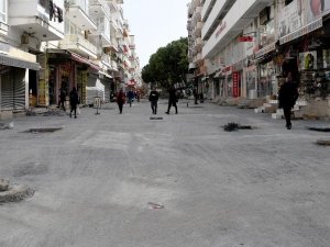 Kahramanlar Caddesi’nde yenileme çalışmaları sürüyor
