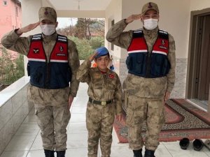 Jandarma’dan down sendromlu çocuğa üniformalı sürpriz