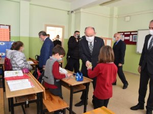 Vali Karadeniz, 23 Nisan İlkokulunda incelemelerde bulundu