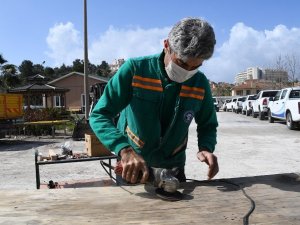 Kuşadası’nda kent mobilyaları usta ellerde yeniden hayat buluyor