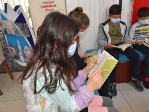 Okuma köşesinde birlikte kitap okuyorlar