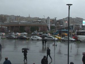 İstanbul’da gök gürültülü sağanak yağış başladı