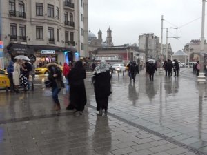 Taksim’de dolu yağışı vatandaşlara zor anlar yaşattı