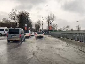 İstanbul’da bazı caddelerde su birikintileri oluştu