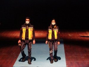 Acil sağlık çalışanlarının yeni kıyafetleri tanıtıldı