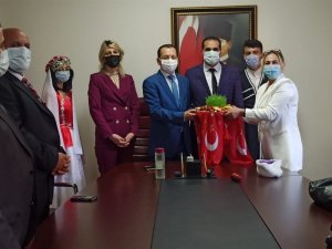 Turgutlu protokolüne Azerbaycan Türklerinden ‘Semeni’ tepsisi
