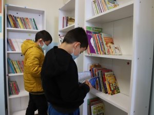 Kartal Belediyesinden Hesna Gündeş İlkokuluna kitap bağışı