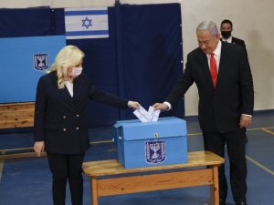 Netanyahu ve eşi oyunu kullandı