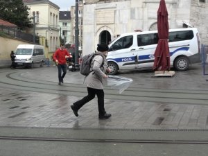 Taksim’de şiddetli rüzgar vatandaşlara zor anlar yaşattı