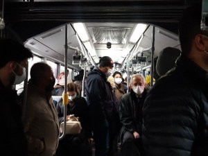 Metrobüste sosyal mesafesiz yolculuk