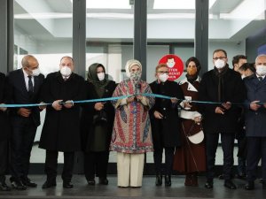 Emine Erdoğan tezgahın başına geçti dikiş dikti