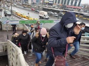 Metrobüs ve tramvayda sosyal mesafesiz yoğunluk dikkat çekti