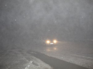 Denizli-Antalya karayolunda etkili olan kar ve sis ulaşımı olumsuz etkiledi