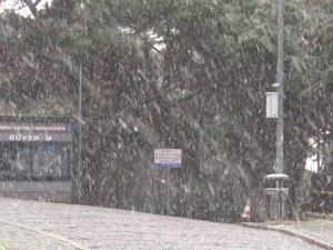 İstanbul’da beklenen kar yağışı etkili oldu: Lapa lapa kar yağdı