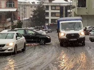 Araçlar karda kaydı, sürücüler yokuşlardan güçlükçe çıktı