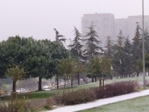 İstanbul’da aniden bastıran kar yağışı yerleri beyaza bürüdü