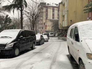 Eyüpsultan’da yollar beyaza büründü, araçlar ilerlemekte güçlük çekti