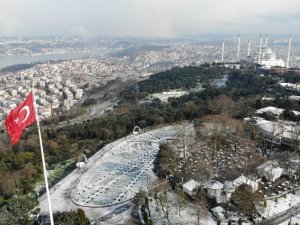 Beyaza bürünen Çamlıca Tepesi manzarası ile mest etti