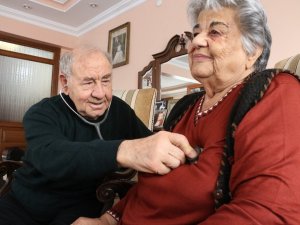 Bir Steteskop’la 62 yıl doktorluk yapan çift: "Bugün arkadaşlar çok büyük imkanlara sahip, sağlıkta çok iyiyiz"