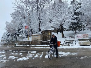 Kar ve soğuk havaya rağmen bisiklet tutkusundan vazgeçmedi
