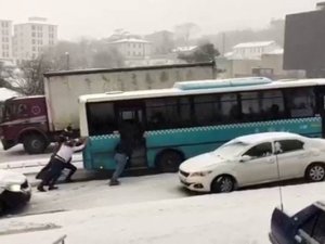 Arnavutköy’de özel halk otobüsü ve ambulans yolda kaldı