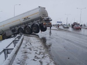 Kayan tanker bariyerleri yıkıp şarampolde askıda kaldı