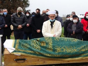 Ünlü sanatçı Cem Adrian son yolculuğunda babasını yalnız bırakmadı