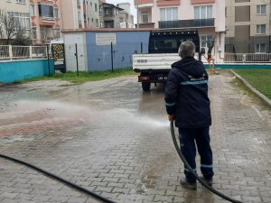 Salgınla mücadele kapsamında okullar ve hastaneler dezenfekte ediliyor