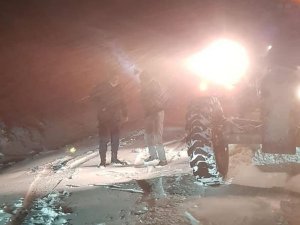 Aniden bastıran kar yağışında köy yolunda mahsur kaldılar