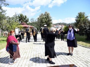 Huzurevi’ndeki yaşlılara bando sürprizi
