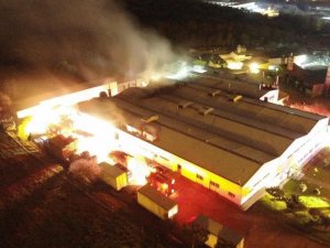 Çekmeköy Ömerli’de bulunan iki katlı bir gıda fabrikasında bilinmeyen bir sebeple yangın çıktı. Olay yerine Ömerli, Sancaktepe, Ümraniye, Sultanbeyli ve Kartal’dan itfaiye ekipleri sevk edildi.