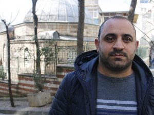 Kubbesinde tabut olan cami görenlerin ilgisini çekiyor