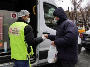 Keçiören’de vatandaşın içini ısıtan çorba ikramı