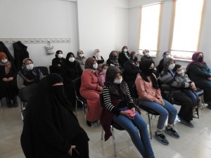 Narkotik polisi anne ve anne adaylarına uyuşturucu ile mücadeleyi anlattı