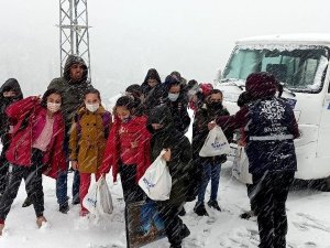 Karda mahsur kalan öğrencilerin yardımına Büyükşehir ekipleri yetişti