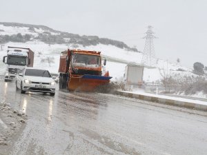İzmir-Ankara Karayolu kapanmasın diye çalışıyorlar