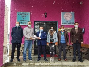El dikimi futbol topunun ilk üretimi Kaymakam Duru’ya hediye edildi