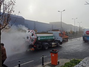 Ümraniye’nin cadde ve sokaklarında dezenfekte çalışmaları devam ediyor