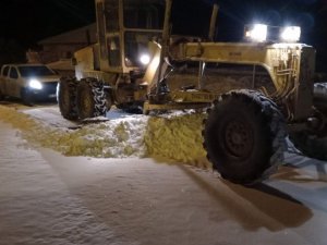 Aydın Büyükşehir Belediyesi yolları açık tutmak için gece mesaisi yaptı