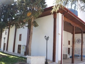 Çivi kullanılmadan yapılan tarihi ahşap cami ibadete açıldı