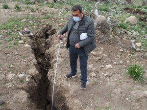 İzmir’deki korkutan çatlaklara ilişkin büyükşehirden açıklama