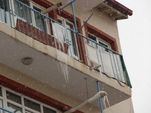 Temizlenmeyen buz sarkıtları tehlike saçıyor