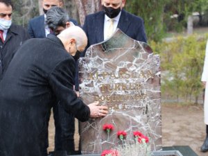 MHP lideri Bahçeli’den Alparslan Türkeş’in kabrine ziyaret