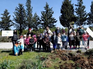 Minik eller fidanları toprakla buluşturdu