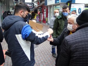 Muhsin Yazıcıoğlu anısına lokum dağıtıldı