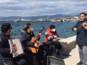 Zor durumda olan müzisyenler artık açık alanda müzik yapacak