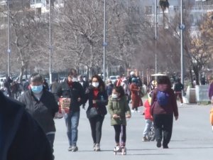 Kısıtlamasız güneşli cumartesi gününde Avcılar Sahili’nde yoğunluk